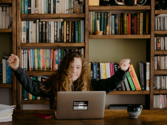 Μαθήτρια παρακολουθεί μάθημα μέσω Distance Learning